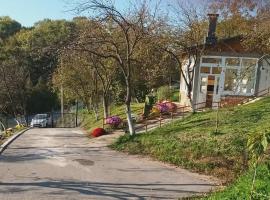 Vikendica Kozlovac，位于图兹拉的酒店