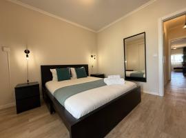 Luxe Condo with Pool, Airco and Seaview Balcony - Go4Portugal - Albufeira，位于阿尔布费拉的酒店