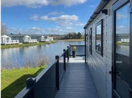 Lakeside location, sleeps 8, 3 bedrooms, fully glazed wrap around decking, Haven Lakeland, Lake District，位于Flookburgh的酒店