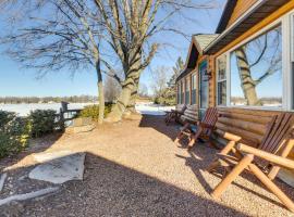 Lakefront Cabin with Shared Beach in Cecil!，位于Shawano的酒店