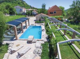Awesome Home In Sinj With Sauna，位于锡尼的酒店