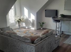 Lanarkshire Apartment- Views- Sleeps 4- Balcony，位于拉克霍尔的酒店