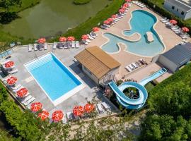 Camping Country Park Touquin - Site Officiel - Next to Disneyland Paris，位于Touquin的露营地