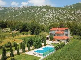 Three-Bedroom Apartment In Ostrvica