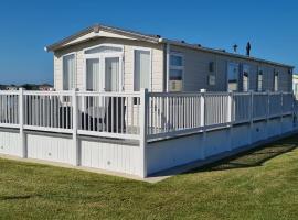 Golden Anchor Holiday Park- Europa Sequoia Private Static Caravan Hire - Wildflower Meadow - Chapel St Leonards，位于查珀尔圣伦纳兹的酒店