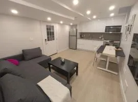 Elegant & Stylish Apartments with Private Entrance & Parking