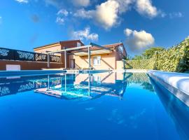 Beach Front Home In Vir，位于维尔的酒店