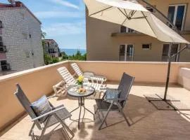 1 Bedroom Nice Apartment In Podstrana