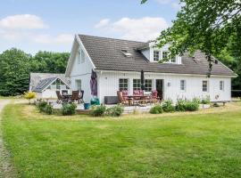5 Bedroom Pet Friendly Home In Nibe，位于Nibe的酒店