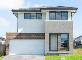 Leppington 5Br house near train and shopping