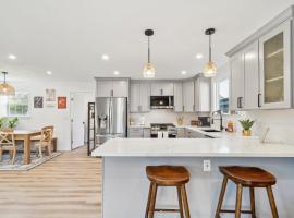 Cozy Home with Hot Tub - Family-Friendly Yard home，位于利弗莫尔的酒店