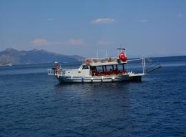 Berrak1 icmeler private yacht，位于马尔马里斯的酒店