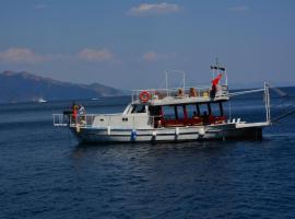 Berrak1 private yacht，位于马尔马里斯的酒店