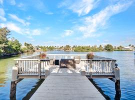 Waterfront Retreat in The Isle of Capri near Marco Island, Naples, Florida, Sunset Cruise, Guided Fishing，位于那不勒斯的酒店