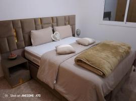 Magnifique maison familiale, spacieuse de 3 Chambres et grand salon pour 8 personnes, idéalement située À seulement 10 minutes du centre-ville, parfaitement placée à proximité de la grande route menant à l aéroport Saïdia, Berkane，位于乌季达的酒店