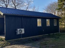 Hyggeligt lille sommerhus，位于Jelling的酒店
