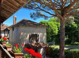 Maison de charme, Maison carrée，位于Joyeux的酒店