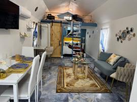 Little Italy - Welcome to Venice Tiny House，位于杰克逊维尔的小屋