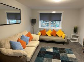 Spacious two bedroom apartment, entire place，位于格陵诺克的酒店