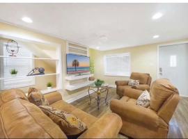 4BR Home by IU Sleeps 10 Jet Tub Close to Downtown，位于布卢明顿的酒店