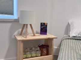 Cozy & Private Bedroom with Dedicated Bathroom，位于西纽约的酒店