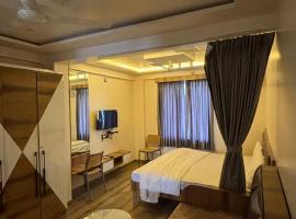 Royal Pure Veg Restaurant and Lodging，位于Ambegaon的酒店
