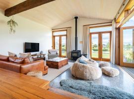 Luxury Wanaka villa, hot tub & mountain views