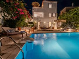 The Villa Evita Stunning View with private pool，位于斯派赛斯的带泳池的酒店