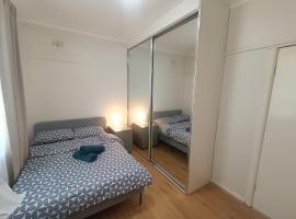 Comfortable Queen Room in Quiet House - E3，位于悉尼的酒店