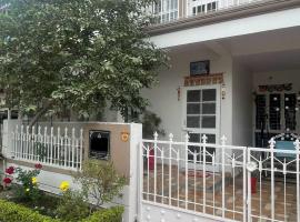 Charming 2 BR house in a secure gated society，位于博帕尔的酒店