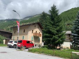 Le Randonneur charmful chalet near Zermatt 6 to 12p，位于塔什的酒店