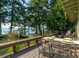 Mutiny Bay Waterfront Cabin by AvantStay Views，位于Freeland的酒店