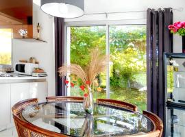 Maison de charme à Reugny avec jardin et vue sur montagne，位于Chançay的酒店
