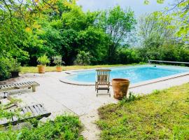 Villa spacieuse à Prailles-La Couarde avec piscine privée 100 m² !，位于La Couarde的酒店