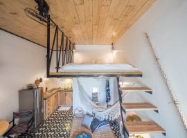 AGTA Nest Loft in Subic Bay with Self-Serve Breakfast - WiFi, Monkeys, Pet Friendly with a Fee，位于Subic Bay Intl的酒店