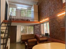 Leela Villa - Ancient Redstone Escape，位于潘奇加尼的酒店