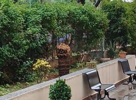 LARRU LOS BERMEJALES Residencia Universitaria，位于塞维利亚的酒店