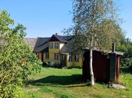 Traditional farm from the south with private garden，位于Hörby的酒店
