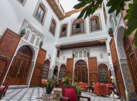 Riad - Dar Al Andalous，位于非斯的带热水浴缸的酒店