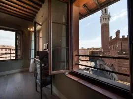 TORRE DEI LAMBERTINI WINDOWS ON PIAZZA DEL CAMPO - Residenza d'epoca