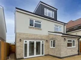 SAV 5 Bed Executive Detached House in Leicester