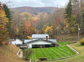 Lowell's Hollow in Virginia's Blue Ridge Mountains，位于Stuart的酒店