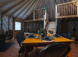 Spacious Yurt in the Woods，位于圣阿加瑟莫的酒店