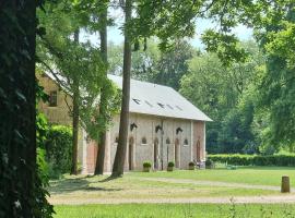 Gite - Les Ecuries du Domaine de Brumare 19 pers，位于Brestot的酒店