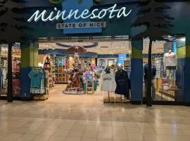 Private Master Suite in house - 14 miles To Downtown Minneapolis