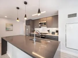 Luxury 2 BR Apt with Gym and Pool