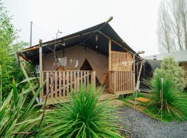 Sunset Retreats Safari Tent，位于Ombersley的酒店