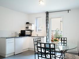 带露台公寓，位于翁弗勒尔的酒店