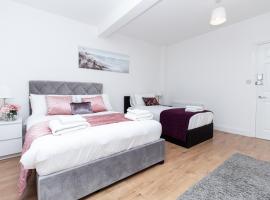 SAV - 4 Bed Town House, Harrow，位于哈罗的酒店