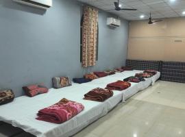 Dormitory & best room facility with affordable price，位于Prayagraj的酒店